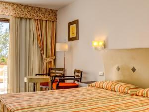Posteľ alebo postele v izbe v ubytovaní SBH Taro Beach Hotel