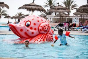 El Mouradi Djerba Menzel内部或周边的泳池