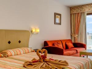 Posteľ alebo postele v izbe v ubytovaní SBH Taro Beach Hotel