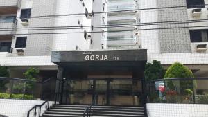een gebouw met een bord dat zegt ga cornea bij Apartamento Gorja in Praia Grande