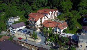 una vista aérea de una casa grande en una ciudad en Hotel Kolping en Braşov