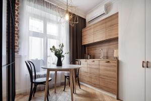 eine Küche mit Tisch und Stühlen und ein Esszimmer in der Unterkunft St Agnes Apartments Old Town in Krakau