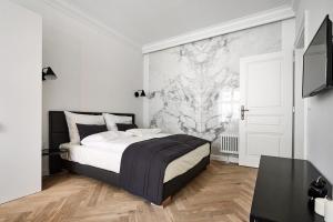 una camera con letto e murale di St Agnes Apartments Old Town a Cracovia