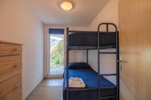 ヴェンゲンにあるChalet Canadian Cornerのベッドルーム1室(二段ベッド2台、窓付)が備わります。