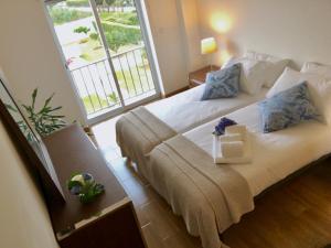 Un dormitorio con una cama grande y una ventana grande. en Casa do O, en Ponta Delgada 21 fotos más
