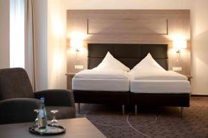 Een bed of bedden in een kamer bij Hotel Am Erzengel