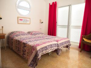 マサロンにあるVilla Classicoのベッドルーム1室(ベッド1台、赤いカーテン、窓付)