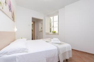 フィレンツェにあるWALKING 4の白いベッドルーム(ベッド2台、窓付)