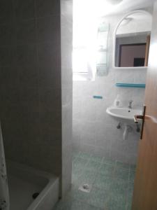 Kylpyhuone majoituspaikassa VRSI, SUNNY HOUSE for 8