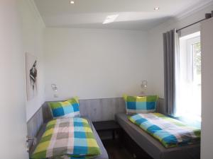 1 Schlafzimmer mit 2 Betten und einem Fenster in der Unterkunft Emsperle in Oberlangen
