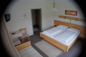 En eller flere senge i et værelse på Hotel Sonneck