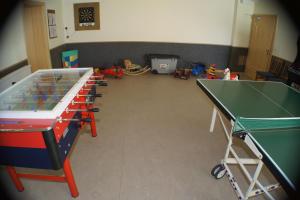 ein Raum mit Tischtennisplatten und anderem Spielzeug in der Unterkunft Hotel Sonneck in Schladming