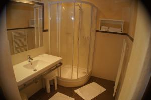Ein Badezimmer in der Unterkunft Hotel-Pension Sonneck
