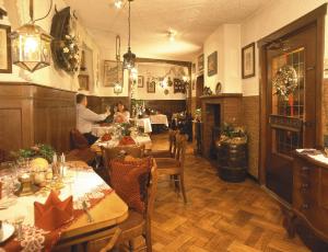 um restaurante com pessoas sentadas em mesas numa sala em Märchenhotel em Bernkastel-Kues