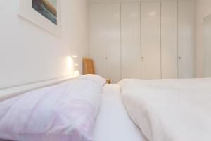 ヴェスターラントにあるFerienwohnung-Finlandiaのベッドルーム1室(白い枕2つ付)