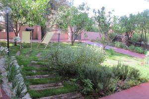 マスカルチーアにあるCasa Vacanze Amaryllisの植物と遊歩道のある庭園