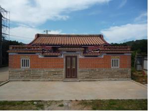 un petit bâtiment en briques rouges avec un toit dans l'établissement Lieyu B&B, à Lieyu