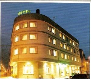 un bâtiment avec un panneau d'hôtel en haut dans l'établissement Hotel Ramos, à Silleda
