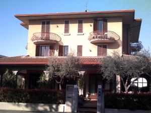 un edificio con due balconi sopra di Hotel Chiara a Sirmione