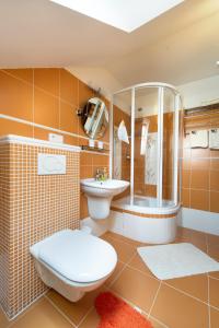 a bathroom with a toilet and a sink at Farma Loreta in Vlašim
