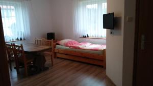 Dormitorio pequeño con cama y mesa en Gospodarstwo Agroturystyczne Cyrson en Studzienice