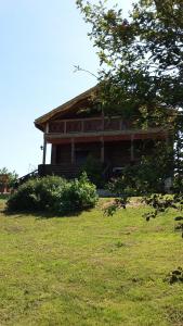スーズダリにあるKupets Holiday Homeの緑の畑の上に座る家