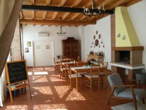 une salle à manger avec des tables, des chaises et un tableau noir dans l'établissement Agriturismo la Scala, à Salò