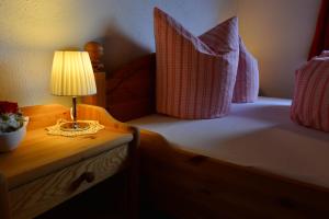 A bed or beds in a room at Ferienwohnung Frauenschuh