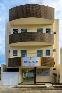 ein hohes Gebäude mit Schild für ein Hotel in der Unterkunft Pojuca Plaza Hotel in Pojuca