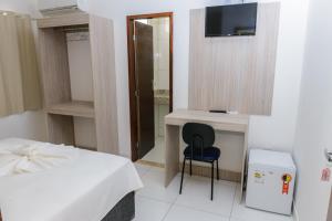 Televízia a/alebo spoločenská miestnosť v ubytovaní Pojuca Plaza Hotel