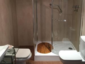 a shower with a bowl in the middle of a bathroom at Boulevard Suite Cordoba in Córdoba