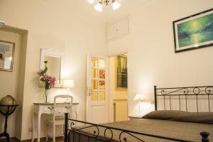 1 dormitorio con 1 cama, 1 mesa y 1 lámpara en B&B Domus Piazza del Popolo, en Roma