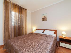 1 dormitorio con 1 cama con 2 almohadas y ventana en Apartments Spin, en Budva