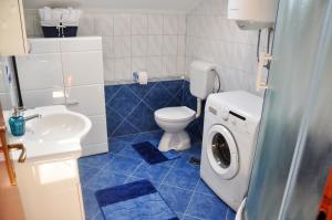 Kúpeľňa v ubytovaní Rustic Apartment Mariva + 29 fotografií