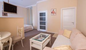 TV a/nebo společenská místnost v ubytování light hotel & hub