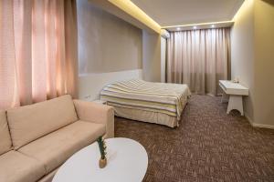 En eller flere senger på et rom på light hotel & hub