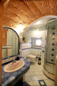 a bathroom with a sink and a shower and a toilet at B&B Residenza Cardinale in Tropea