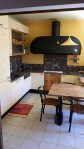 A kitchen or kitchenette at Villa Iris -Pet friendly stay - garden - private parking- Bike friendly holiday house