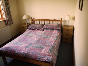Un pat sau paturi într-o cameră la The Poldark Inn