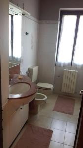 A bathroom at Villa Iris -Pet friendly stay - garden - private parking- Bike friendly holiday house