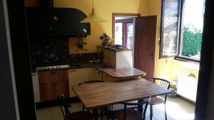 A kitchen or kitchenette at Villa Iris -Pet friendly stay - garden - private parking- Bike friendly holiday house