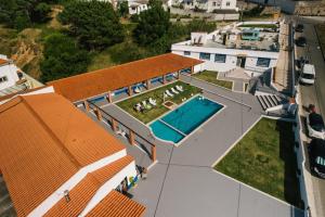 Bazén v ubytování Zulla Nazaré`s Surf Village nebo v jeho okolí