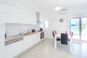 Kuchyň nebo kuchyňský kout v ubytování Apartments Miro
