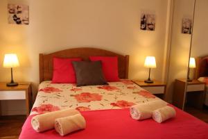 コスタ・ダ・カパリカにあるCaparica Costa Azulのベッドルーム1室(ベッド1台、タオル2枚付)