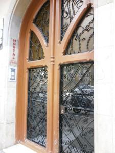 uma porta com um portão de ferro forjado num edifício em Hostal Absolut Stay em Barcelona