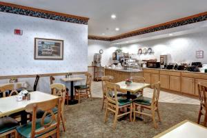 A restaurant or other place to eat at Lancaster Inn & Suites