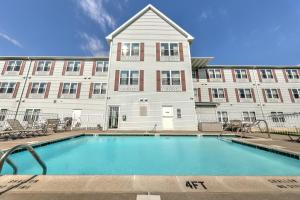 a swimming pool in front of a building at Lancaster Inn & Suites in Manheim