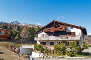 a house with a mountain in the background at Chesa Michela - Champfer in Champfer