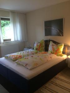 1 cama con almohadas en el dormitorio en ICC Pfälzer Hof - Hotel & Seminarhaus, en Schönau