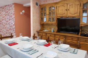 Televízia a/alebo spoločenská miestnosť v ubytovaní Casa Rural Sierra Salvada